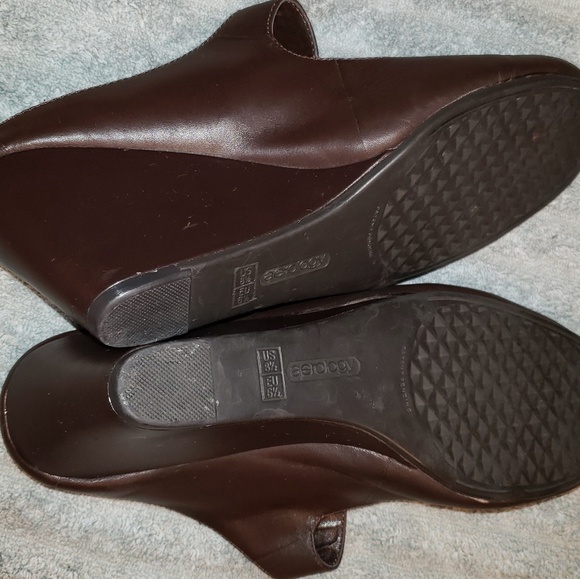 💜3/$10💜Nice comfy brown Aerology wedges - Picture 3 of 7